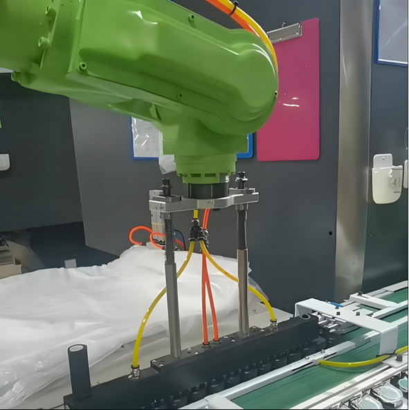 自动合盖装箱六轴机械手视频：高效、精准、灵活的智能装箱解决方案